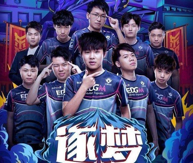 手通过背身